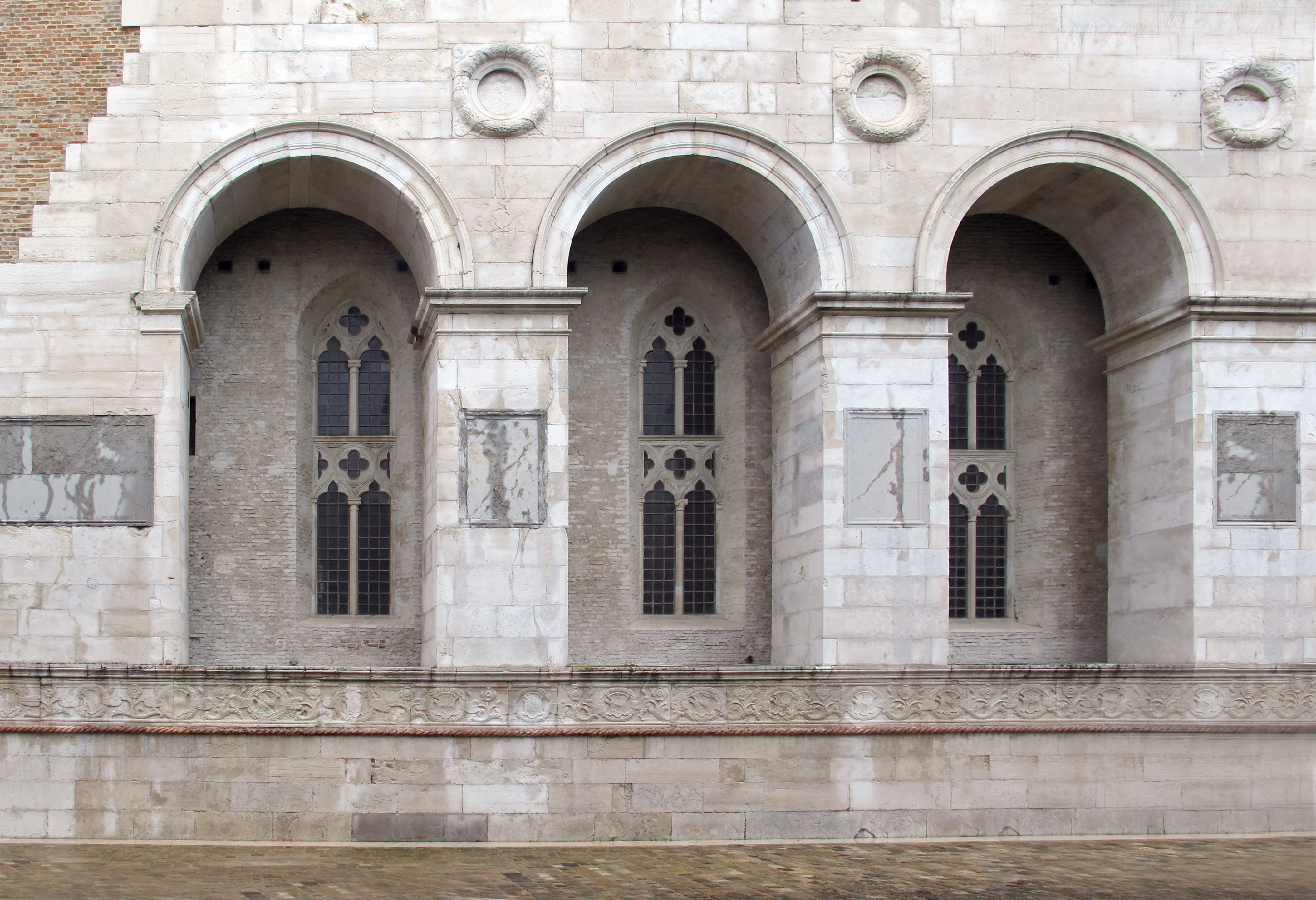 Leon Battista Alberti, Tempio Malatesta, esterno laterale, 1447