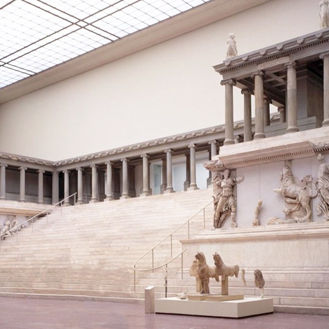 Altare di Zeus Sother e Athena Nikephoros a Pergamo, 166-156 a.C.