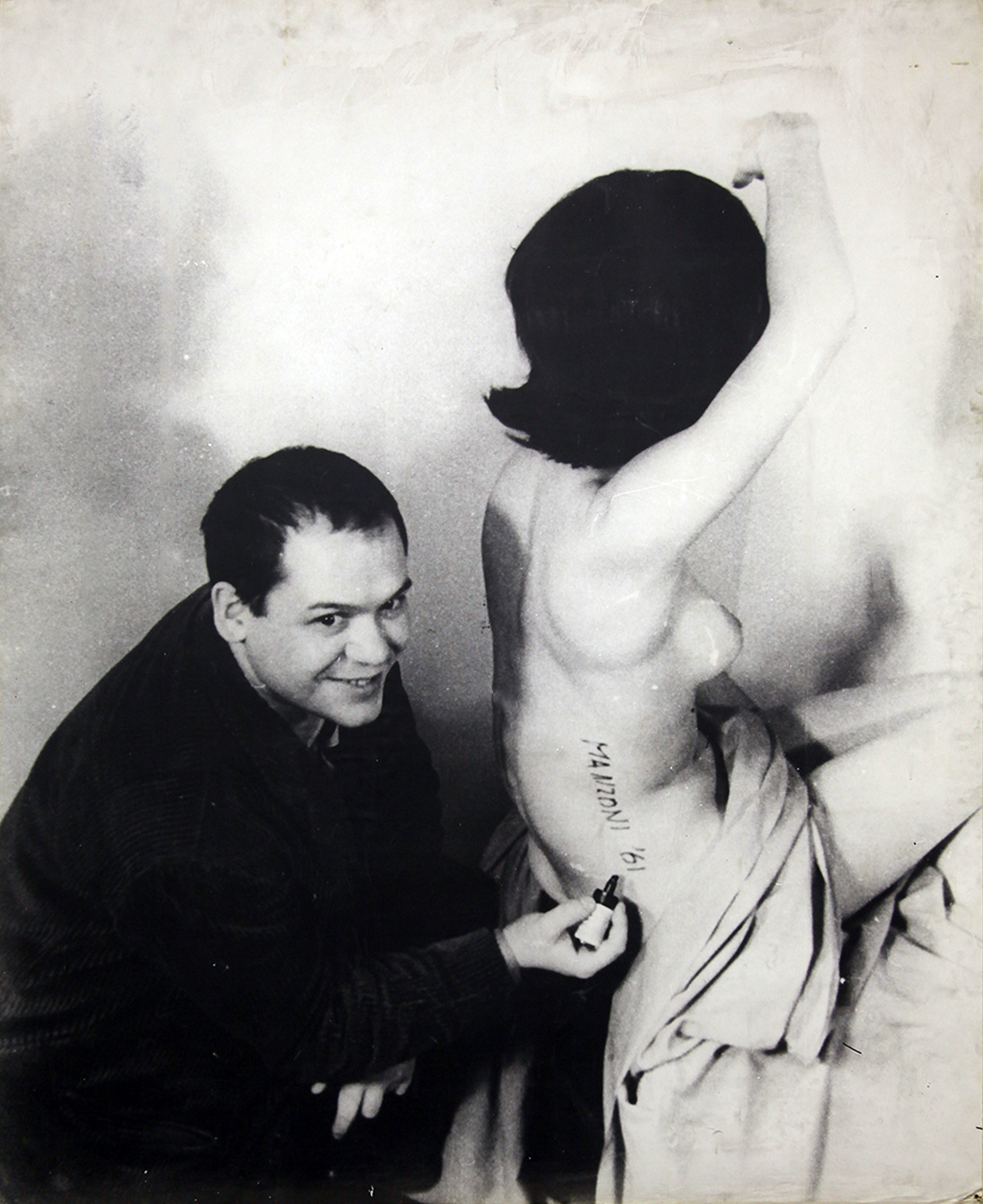 Piero Manzoni, Scultura vivente alla Galleria "La Tartaruga" di Roma, 13 gennaio 1961